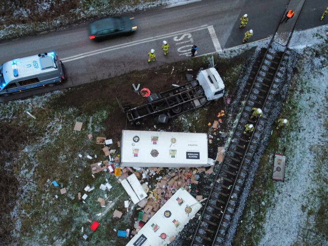 Ciężarówka wjechała pod pociąg relacji Piła - Szczecin - ZDJĘC - grafika