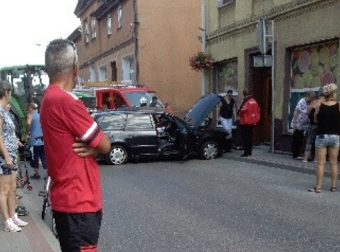 Prawdopodobnie wymusił pierwszeństwo. Zderzył się z ciągnikiem  - grafika