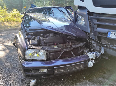 Ciężarówka wymusiła pierwszeństwo. Kierowca volkswagena w szpital - grafika