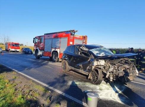 Samochód zderzył się z ciężarówką na DK10  - grafika