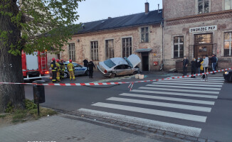Passat wjechał na zaparkowane daewoo - ZDJĘCIA 