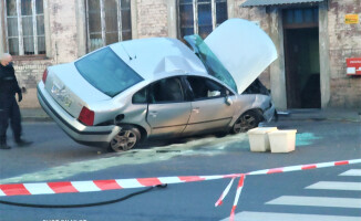 Passat wjechał na zaparkowane daewoo - ZDJĘCIA 