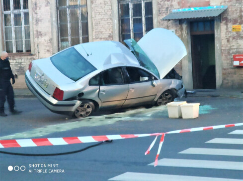 Passat wjechał na zaparkowane daewoo - ZDJĘCIA  - grafika