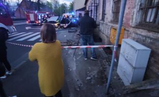 Passat wjechał na zaparkowane daewoo - ZDJĘCIA 