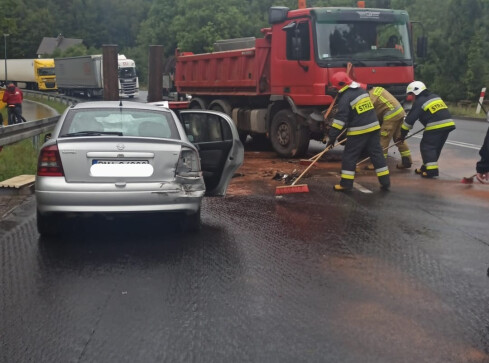 Wypadek w Ujściu. DK11 była zablokowana - grafika