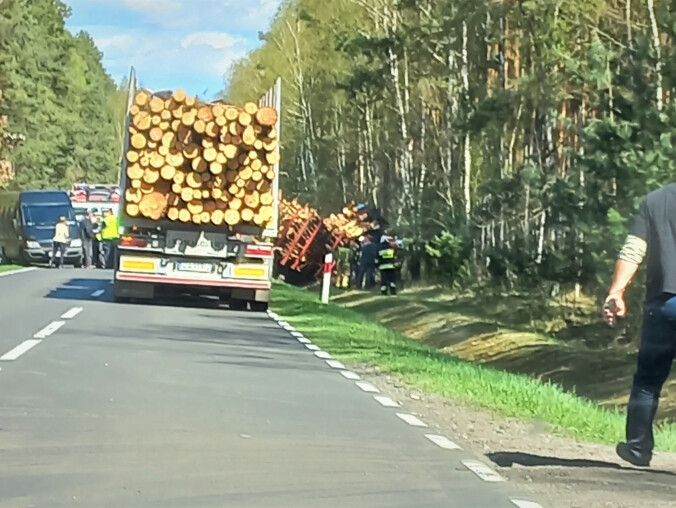 3 busy, 2 osobówki i ciężarówka zderzyły się na trasie Piła - Z - grafika