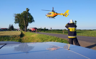Motocyklista zderzył się z ciężarówką. Jest w stanie ciężkim 