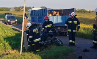 Motocyklista zderzył się z ciężarówką. Jest w stanie ciężkim 