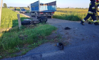 Motocyklista zderzył się z ciężarówką. Jest w stanie ciężkim 