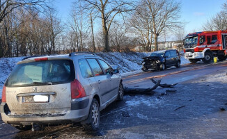 Czołowe zderzenie dwóch aut. Pasażerka w szpitalu - ZDJĘCIA 