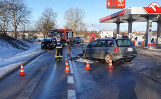 Czołowe zderzenie dwóch aut. Pasażerka w szpitalu - ZDJĘCIA 