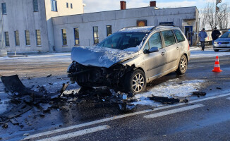 Czołowe zderzenie dwóch aut. Pasażerka w szpitalu - ZDJĘCIA 