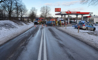 Czołowe zderzenie dwóch aut. Pasażerka w szpitalu - ZDJĘCIA 