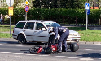 Samochód uderzył motocyklistę - ZDJĘCIA 