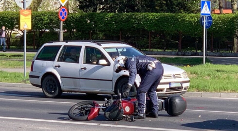 Samochód uderzył motocyklistę - ZDJĘCIA  - grafika
