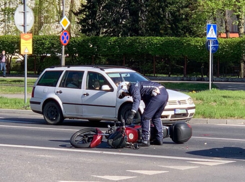 Samochód uderzył motocyklistę - ZDJĘCIA  - grafika