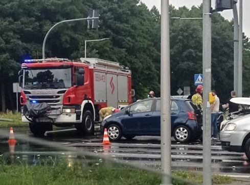 Trzy samochody zderzyły się na Niepodległości w Pile  - grafika