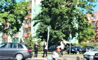 Rowerzysta został potrącony na rondzie w Pile 