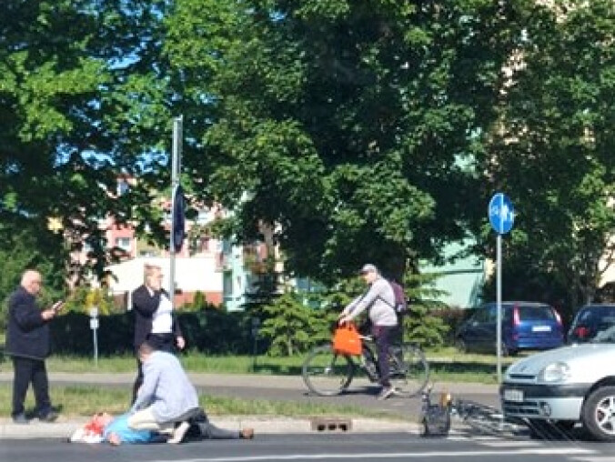 Rowerzysta został potrącony na rondzie w Pile  - grafika