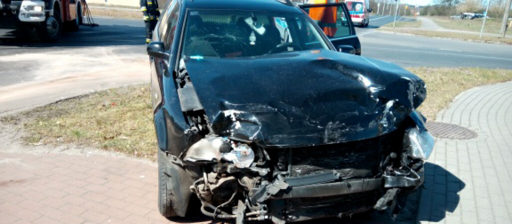 Dwie osoby poszkodowane. Wypadek na skrzyżowaniu - ZDJĘCIA