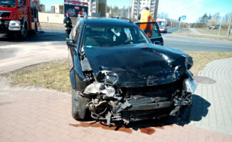 Dwie osoby poszkodowane. Wypadek na skrzyżowaniu - ZDJĘCIA