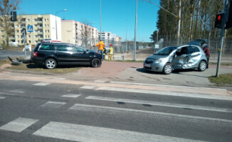 Dwie osoby poszkodowane. Wypadek na skrzyżowaniu - ZDJĘCIA