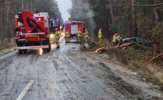 Śmiertelny wypadek pod Piłą. Dwoje dzieci w szpitalu, kierowca nie żyje
