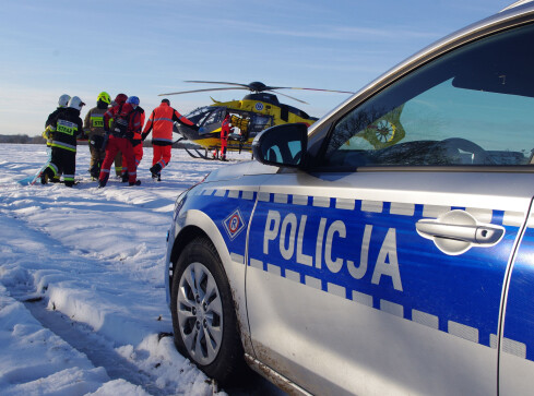 Wypadek na przejeździe kolejowym. Kierowca zmarł  - grafika