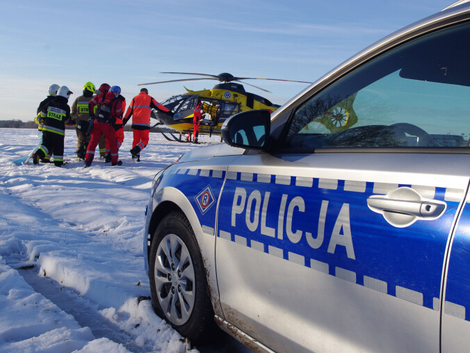 Wypadek na przejeździe kolejowym. Kierowca zmarł  - grafika