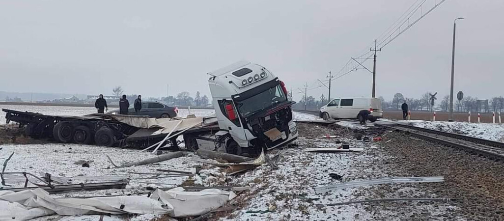 Śmiertelny wypadek. Ciężarówka wjechała pod pociąg - AKTUALIZACJA