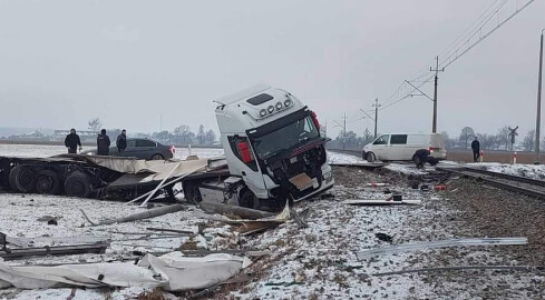 Śmiertelny wypadek. Ciężarówka wjechała pod pociąg - AKTUALIZACJ - grafika