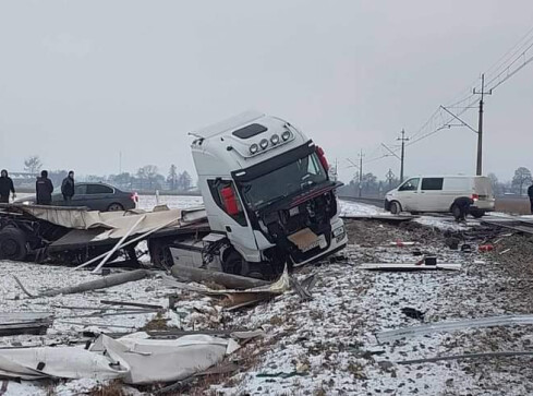Śmiertelny wypadek. Ciężarówka wjechała pod pociąg - AKTUALIZACJ - grafika