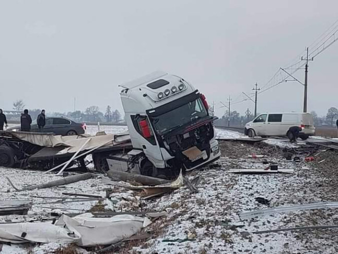 Śmiertelny wypadek. Ciężarówka wjechała pod pociąg - AKTUALIZACJ - grafika