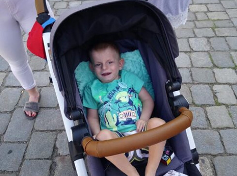 2-letni Aleks potrzebuje drogiego urządzenia do rehabilitacji  - grafika