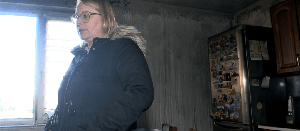 Najpierw straciła męża, a teraz dom w pożarze... 