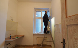 Adam i Robert wprowadzą się do swojego pierwszego mieszkania 