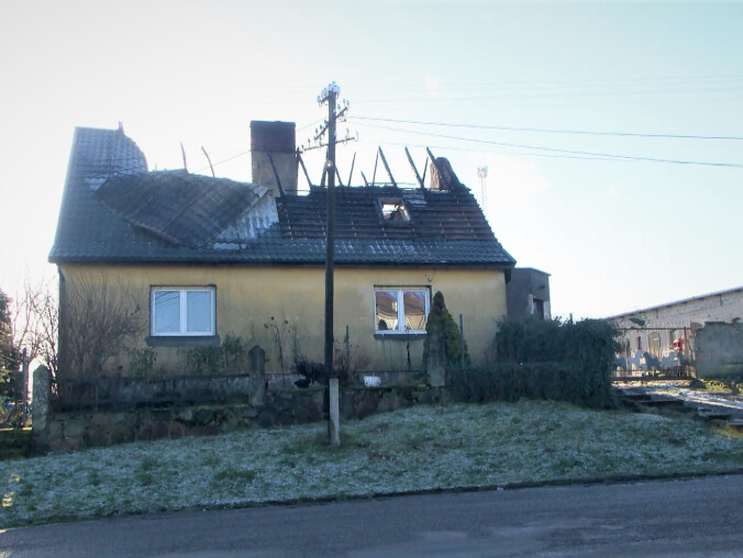 Pięcioosobowa rodzina bez dachu nad głową. Ogień zabrał im dom  - grafika