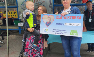 Dzięki zbiórce na targowisku Wiktorek pojedzie na rehabilitację