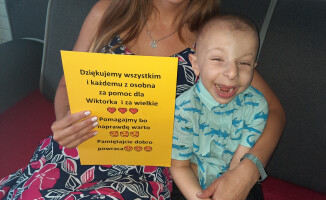 Dzięki zbiórce na targowisku Wiktorek pojedzie na rehabilitację