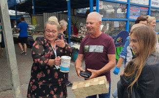 Dzięki zbiórce na targowisku Wiktorek pojedzie na rehabilitację