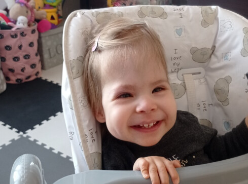 Wiktoria ma 2-latka i przepuklinę, wodogłowie, rozszczep kręgosłup - grafika