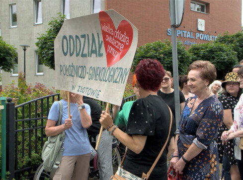 Protest pacjentów przed złotowskim szpitalem  - grafika