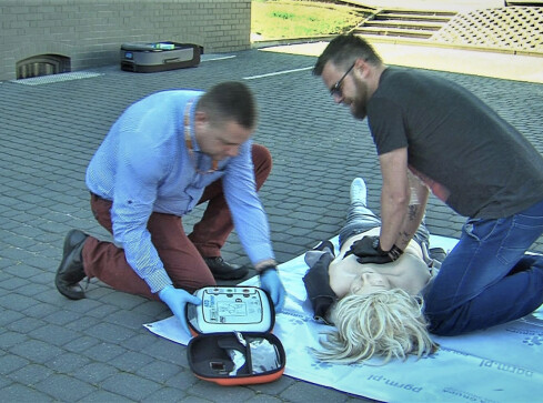 Kolejny defibrylator w Pile. To urządzenie ratuje życie  - grafika