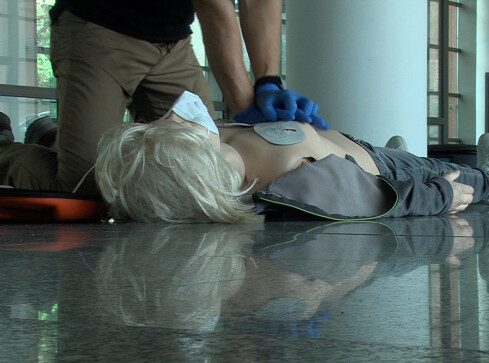 Więcej defibrylatorów ratujących życie pojawi się w Pile  - grafika