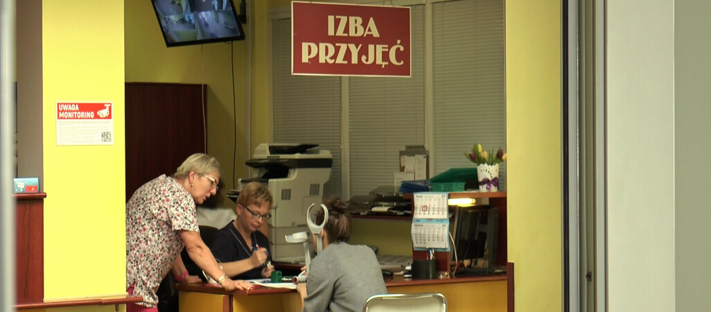 Wolontariusze szyją maseczki oraz fartuchy