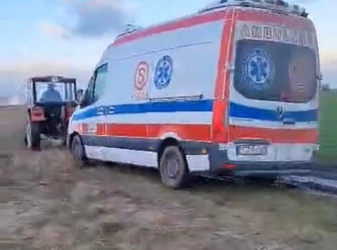 Karetka z pacjentem zakopała się w błocie - VIDEO  - grafika