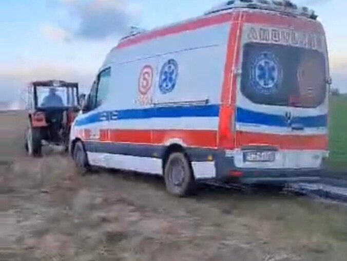 Karetka z pacjentem zakopała się w błocie - VIDEO  - grafika