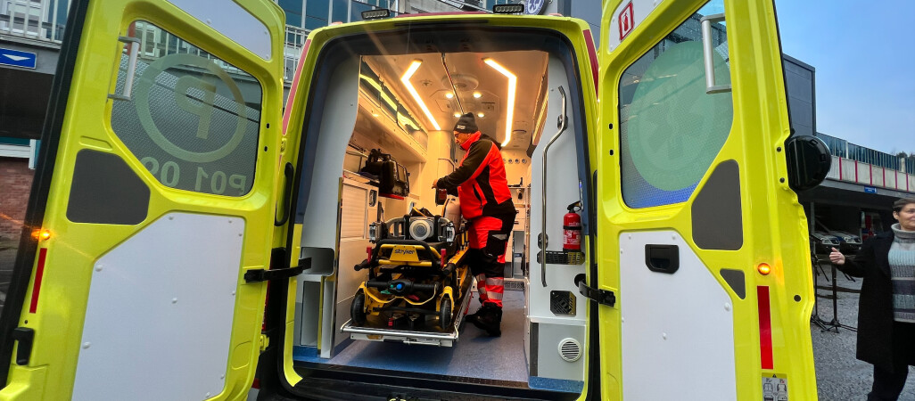 Karetka ze specjalistycznym sprzętem w pilskim szpitalu