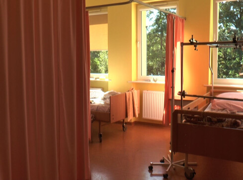 Zmniejsza się liczba oddziałów covidowych w szpitalach w regionie - grafika