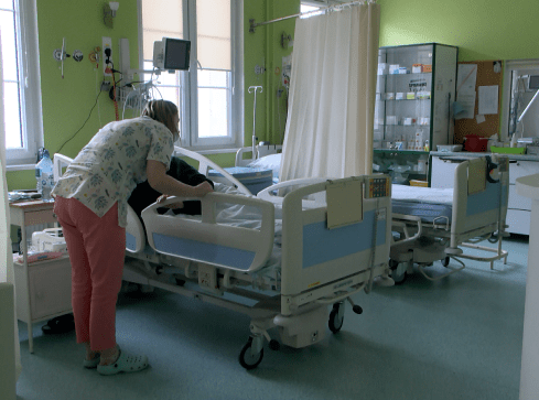 Lekarze i pielęgniarki odchodzą ze szpitala - grafika